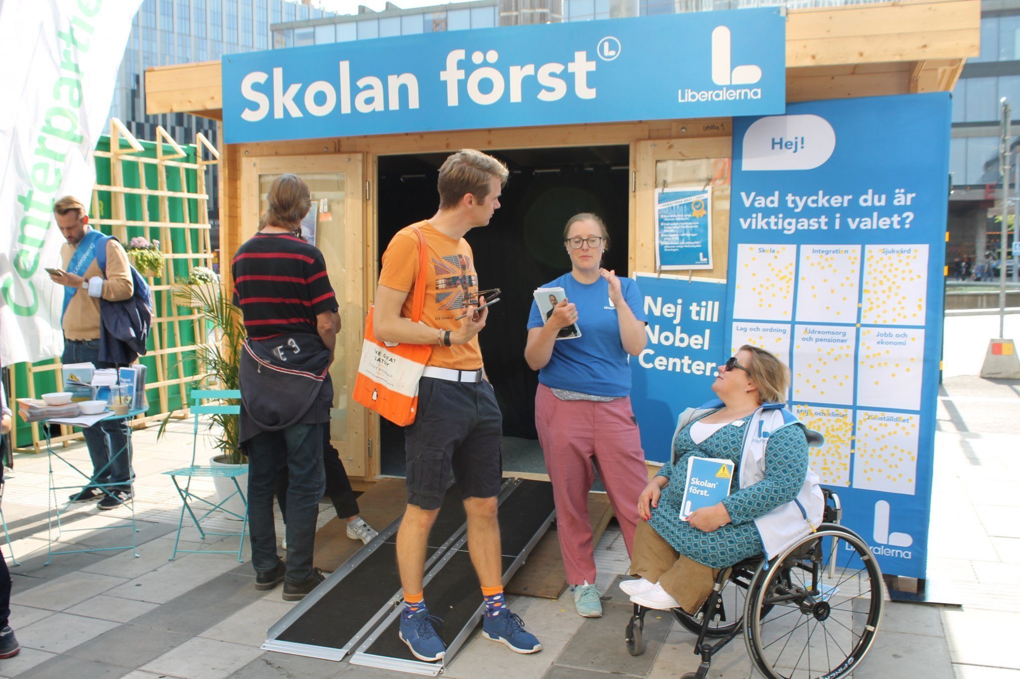 Bild på valstuga med banderoll "Skolan först"
