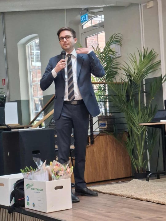 Fredrik Brange partisekreterare talar på årsmötet 2